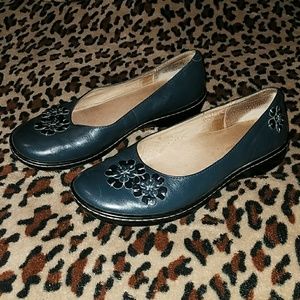 Navy leather hush puppies flats